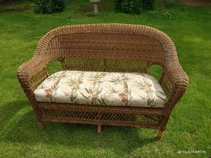 lot 652 image: Gorgeous Wicker Love Seat & Pad