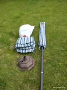 lot 665 image: Nice Patio Umbrella & Matching Cushions