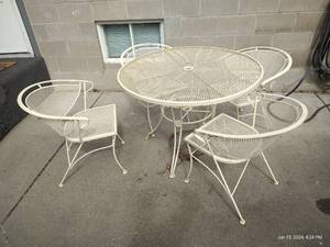 lot 666 image: Vintage Metal Patio Table & (4) Chairs