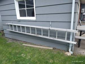 lot 676 image: Extension Ladder