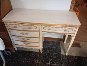 lot 400 image: French Provincial Style Desk