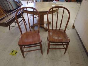 lot 6 image: Vintage Oak Dining Table with 2 Leaves and 4 Chairs