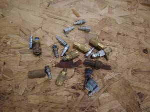 lot 34 image: Assorted Pneumatic Quick Connect Couplings & Fittings