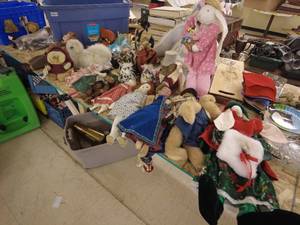 lot 128 image: Assorted Vintage and Modern Dolls and Plush Toys Lot