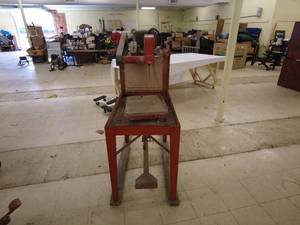 lot 112 image: Industrial Metal Cutting Saw