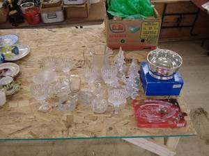 lot 115 image: Lot of Crystal Glassware and Collectible Items