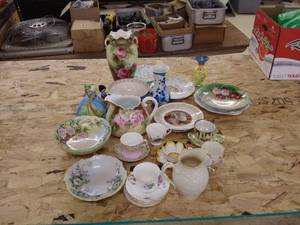 lot 116 image: Lot of Vintage and Antique Porcelain and Ceramic Items