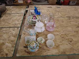 lot 117 image: Assorted Decorative Porcelain and Glassware Collection