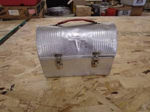 lot 118 image: Vintage Metal Lunchbox Style Carrier with Adjustable Lantern Flashlight