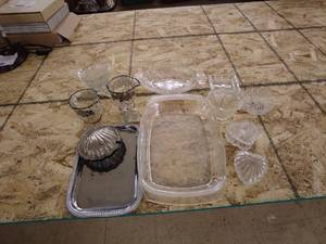 lot 123 image: Vintage Glass and Crystal Decorative Lot - 18 Pieces