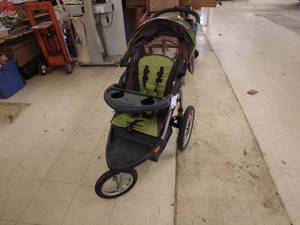 lot 129 image: Baby Trend Expedition Jogger Stroller