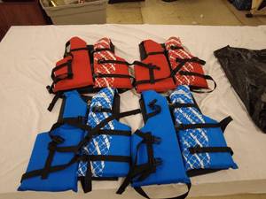 lot 147 image: Lot of 4 Gander Mountain Adult Life Vests - Blue and Red