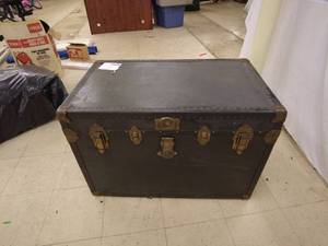 lot 190 image: Vintage Steamer Trunk Chest with Brass Hardware
