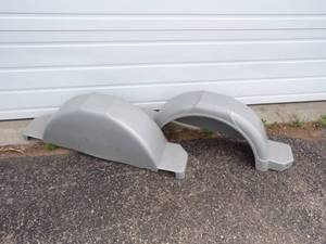 lot 3 image: Trailer Fenders