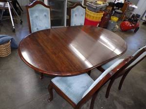lot 14 image: Vintage Pennsylvania House Cherry Dining Table with 4 Chairs