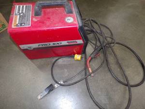 lot 32 image: Pro 100 Lincoln Wire Feed Welder