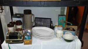 lot 823 image: Vintage Kitchen Ware.