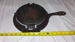 lot 828 image: Cast Iron Waffle Maker.