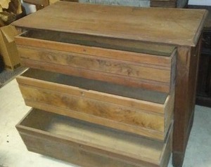 lot 847 image: Dresser Vintage. Beautiful Burled Wood.