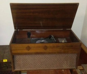 lot 848 image: Stereo Phonograph in Small Cabinet. Great Cabinet.