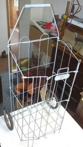 lot 895 image: Vintage Collapsible Rolling Cart.