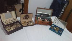 lot 624 image: Jewelry Boxes With Content (4)