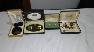 lot 627 image: Vintage Jewelry  Matched Sets (4)