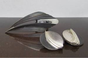 lot 11 image: Large Sculptural Modernist Sterling Silver Brooch & Matching Earring Set by Gallen Benson