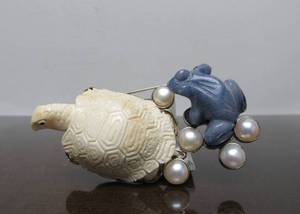 lot 19 image: Signed Sterling Silver Brooch wCarved Turtle & Blue Stone Frog