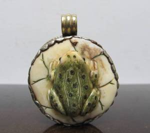lot 22 image: Vintage Oriental Carved Bone Frog Pendant