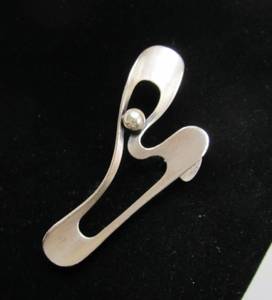 lot 42 image: Great Looking Vintage Sculptural Modernist Brooch - Signed Orb