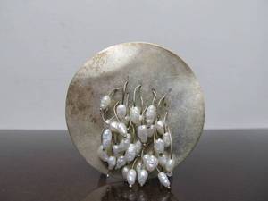 lot 46 image: Signed Sterling Silver & Genuine Pearl Kinetic Round Brooch - Signed L Lam
