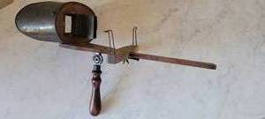 lot 18 image: Antique Stereograph Viewer with 30 Cards