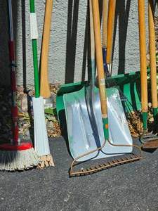 lot 215 image: Yard Warrior Tool Bundle