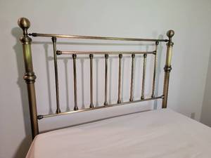 lot 152 image: Classic Brass Full Size Bed Set