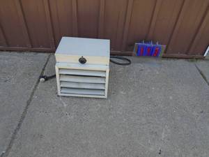 220 volt hanging garage heater. Lightly used. Tested & works. As shown.