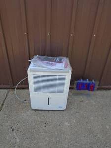 Energy Star dehumidifier. Powers up but is stuck in test mode Looks fairly new. As shown.