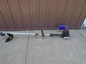 Craftsman 4 cycle weed trimmer. Looks nearly new. Tested & works. As shown.