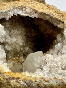 lot 132 image: Natural Sugar Quartz Crystal Geode