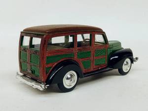 lot 251 image: Vintage SUPERIOR CLASSICS 1940 Ford Woody Wagon Die-Cast Toy