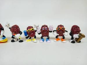 lot 270 image: Collection of 10 Vintage California Raisins Figurines