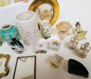 lot 283 image: Large Lot of Vintage Asian-Themed Miniatures & Mirrors