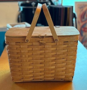 lot 22 image: Longaberger Large Picnic Basket