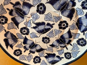 lot 47 image: Butterfly Motif Mexican Pottery Platter