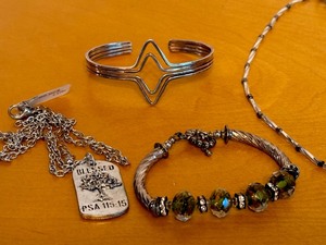 lot 160 image: Variety of Jewelry Items