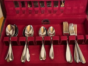 lot 90 image: Flatware
