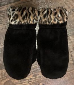 lot 66 image: Stylish Scarf, Hats and Mittens