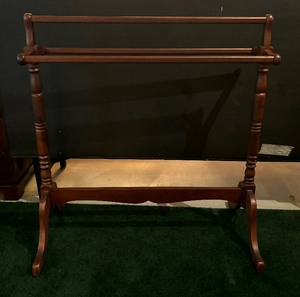 lot 113 image: Wooden Quilt Stand