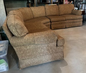 lot 10 image: Pennsylvania House Sectional Sofa
