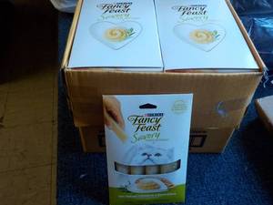 lot 19 image: 30 x 4 packs Natural Chicken in a Demi Glaze Purina Fancy Feast Savory Cat Treats retail $3 each